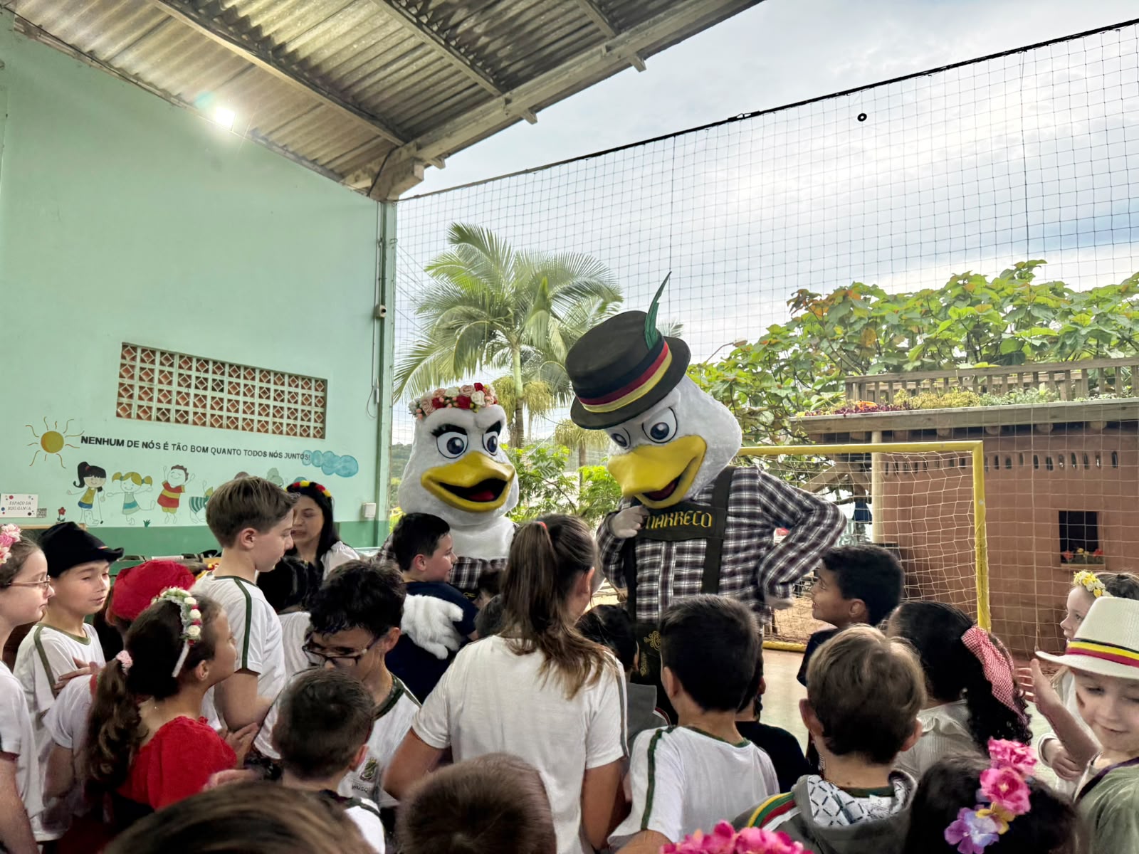 EEF Edith Krieger Zabel recebe visita dos marrecos da Fenarreco
